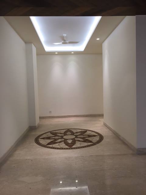 Grand entrance foyer with marble flooring, high ceiling and architectural lighting — Maharani Bagh Residence